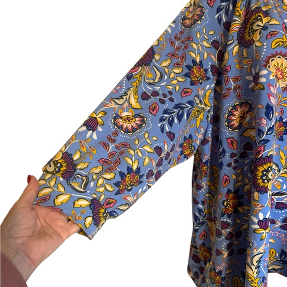 Kim Rogers Blue Floral Spring V-Neck Top PLUS: 2X #6 - Picture 3 of 8